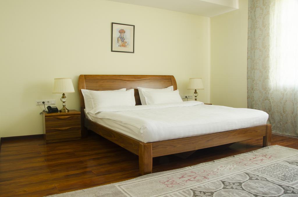 Soluxe Hotel Biskek Kültér fotó